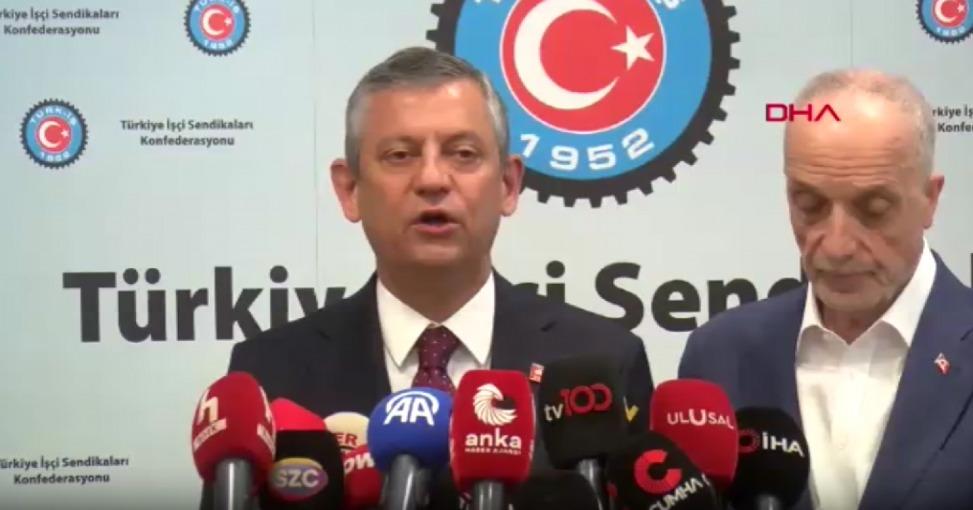  Fıkra bu kadar! CHP önünde protesto varken bakın özgür nerede şov yapıyordu