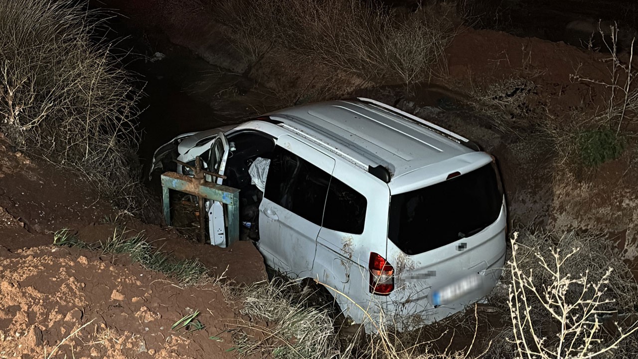 Film değil gerçek! Kaçan sürücü aracıyla sulama kanalına uçtu