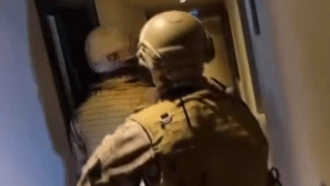 Film gibi soygun: Refakatçi kılığına girmişler!