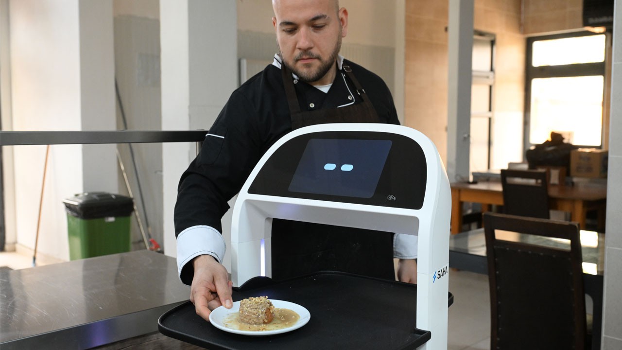 Filmler gerçek oldu, siparişleri artık o taşıyor! Robot garson dönemi başladı