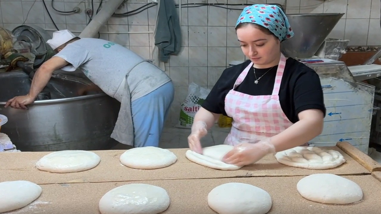 Fırıncı baba ve kızı pideye birlikte tırnak atıyorlar