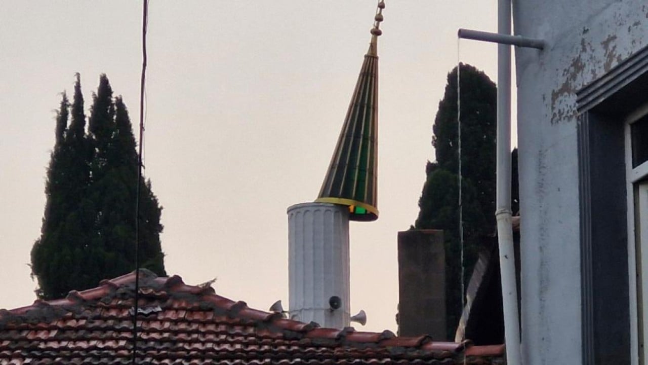 Fırtınadan ağaçlar devrildi, sokaklar göle döndü