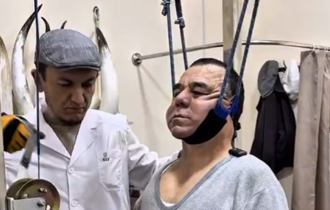 Fizyoterapistten tartışmalı yöntem! Bel fıtığına çare diye boyundan asma düzeneği kurdu!