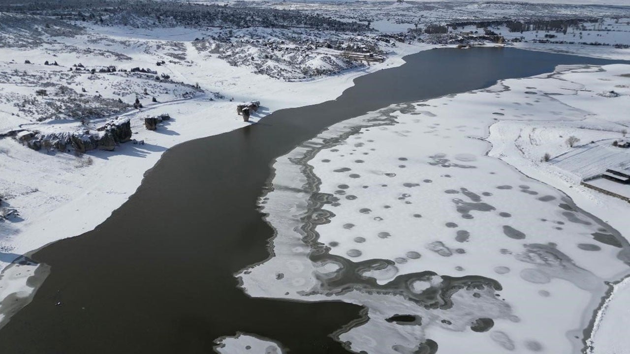 Frig Vadisi’nde kış büyüsü! 3 bin yıllık mirasın yanında göl buz tuttu