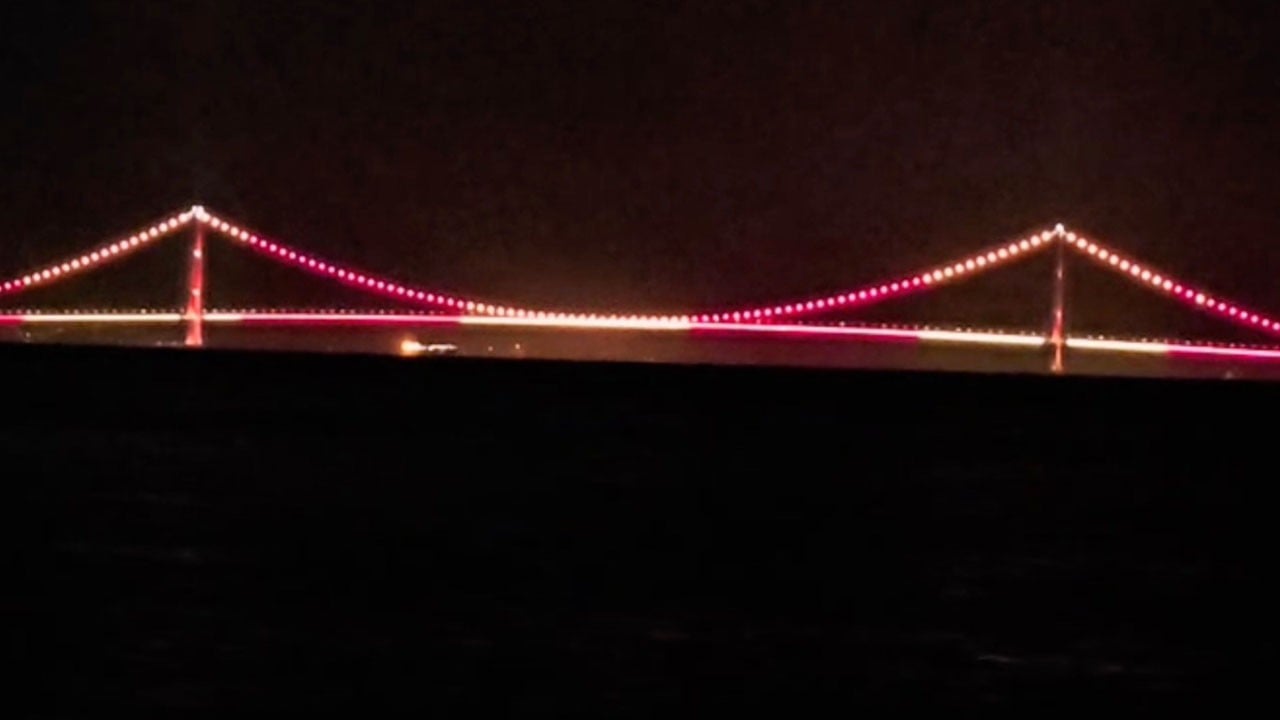 Galatasaray’ın 26’ncı şampiyonluğu böyle kutlandı! 1915 Çanakkale Köprüsü sarı-kırmızıya büründü