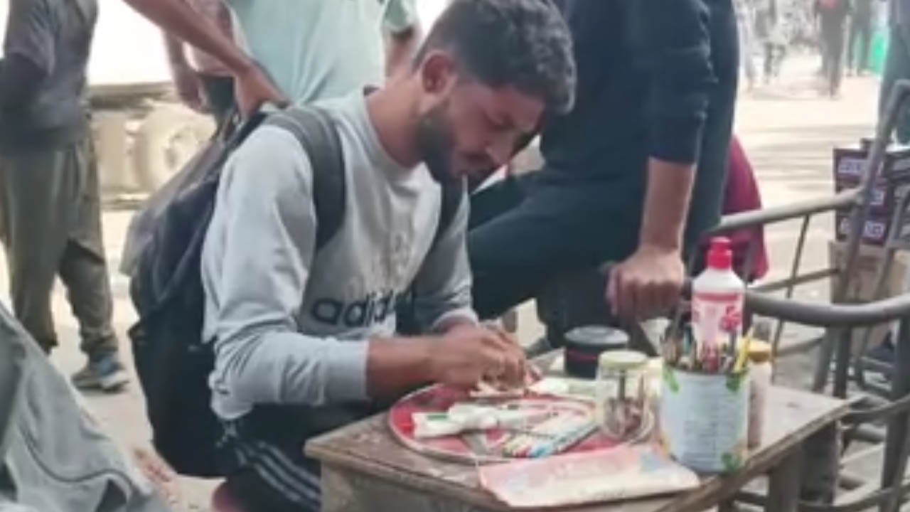 Gazze’nin seyyar para tamircileri iş başında