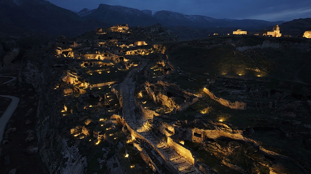 Gece de ziyaretçi ağırlıyor! Hasankeyf dronla görüntülendi