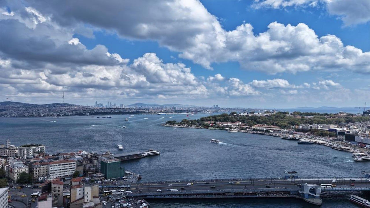 Geçişler gün boyu sürdü İstanbul’da bulutlardan görsel şov