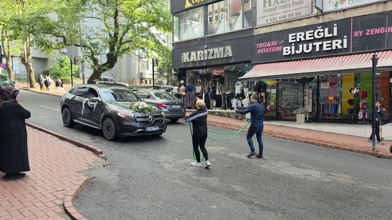 Gelin ve damat böyle durduruldu! Düğün konvoyunu zincirli halatla kestiler