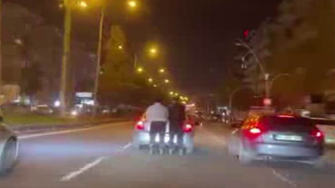 Gençlerin trafikte tehikeli oyunu yürekleri ağıza getirdi