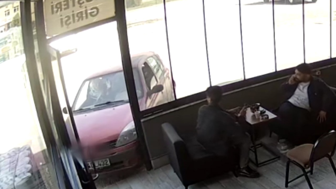 'Gereğinden fazla dönen' kadın sürücü dükkana araçla girdi