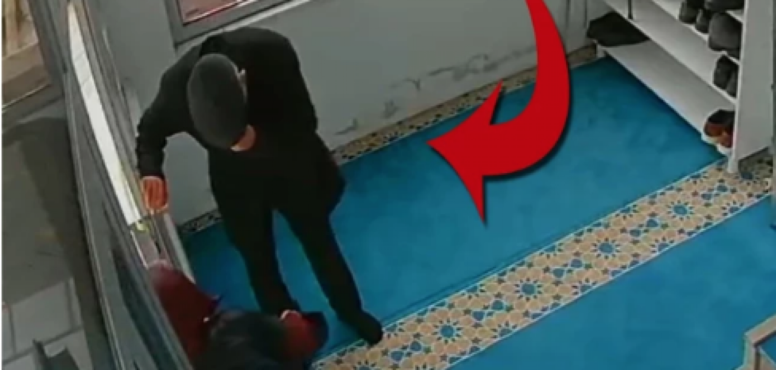 Girer girmez yere yığıldı! Cuma namazı için gittiği camide kalp krizi geçirdi! O anlar kamerada