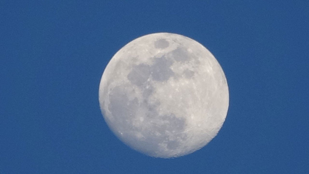 Gökyüzünde büyüleyen an! Şişkin ay Van Kalesi üzerinde yükseldi