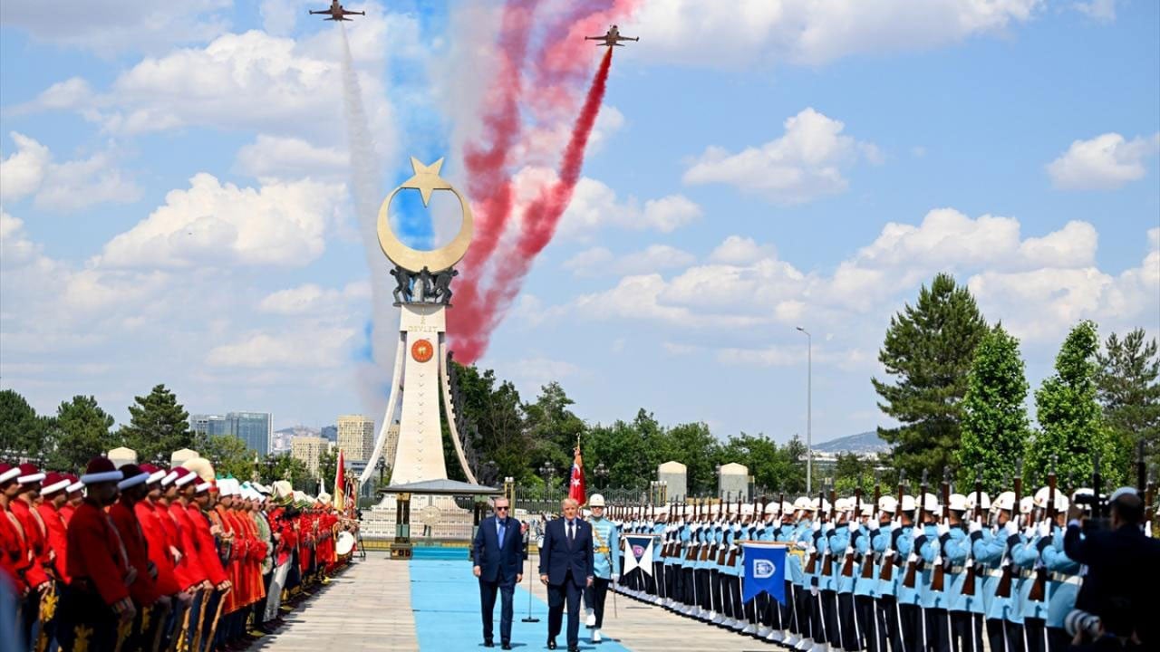 Gökyüzünde hassas selamlama! NATO, Türk Yıldızları’nın uçuşunu paylaştı