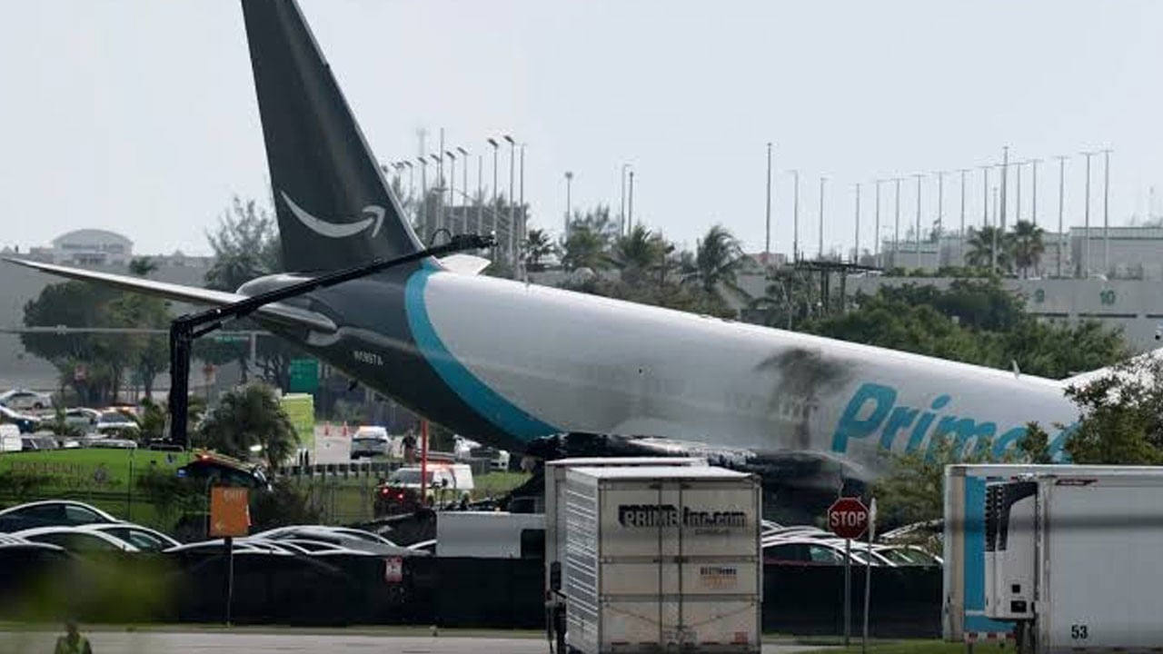 Gökyüzünü siyah duman kapladı! Miami Havalimanı’nda kargo uçağı pistten çıktı