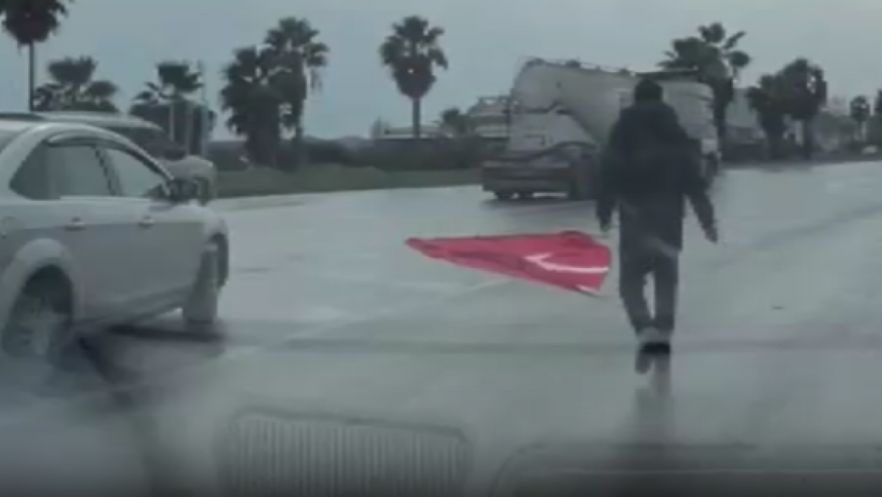 Gönüllerdeki bayrak sevgisi kamerada: Yola düşen Türk bayrağı için trafiği durdurdu! Sancağı yerden kaldırıp katladılar
