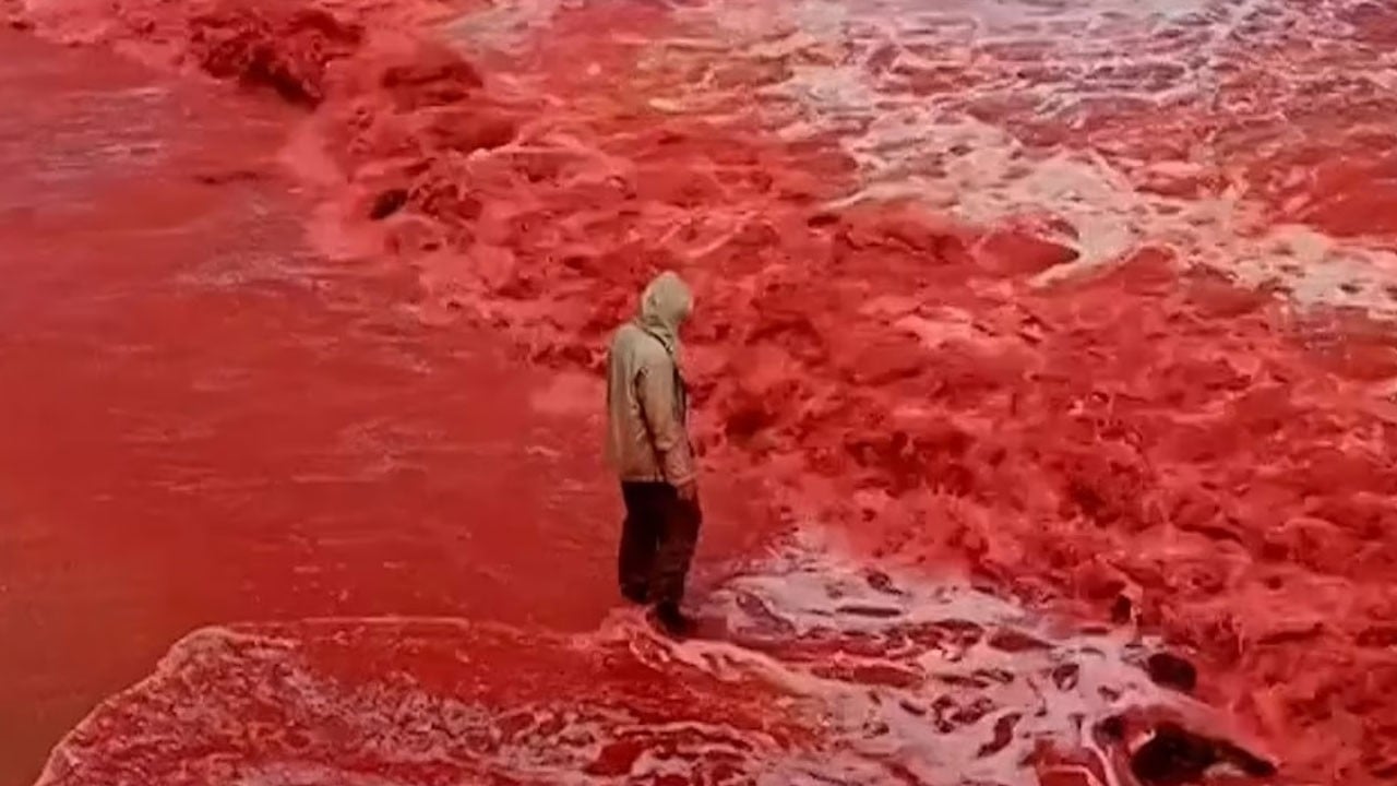 Görenler gözlerine inanamadı! İran’da deniz suyu kızıl renge büründü