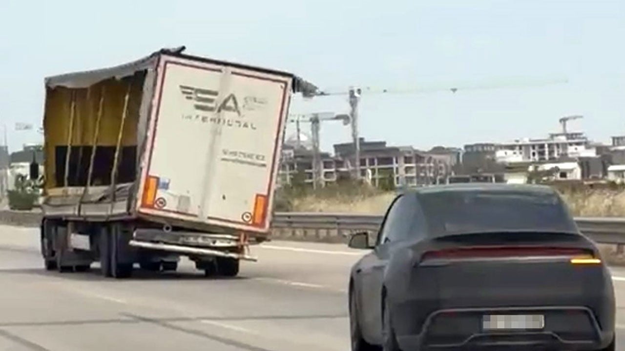 Görenler gözlerine inanamadı! Yana yatmış dorseyle trafikte ilerledi