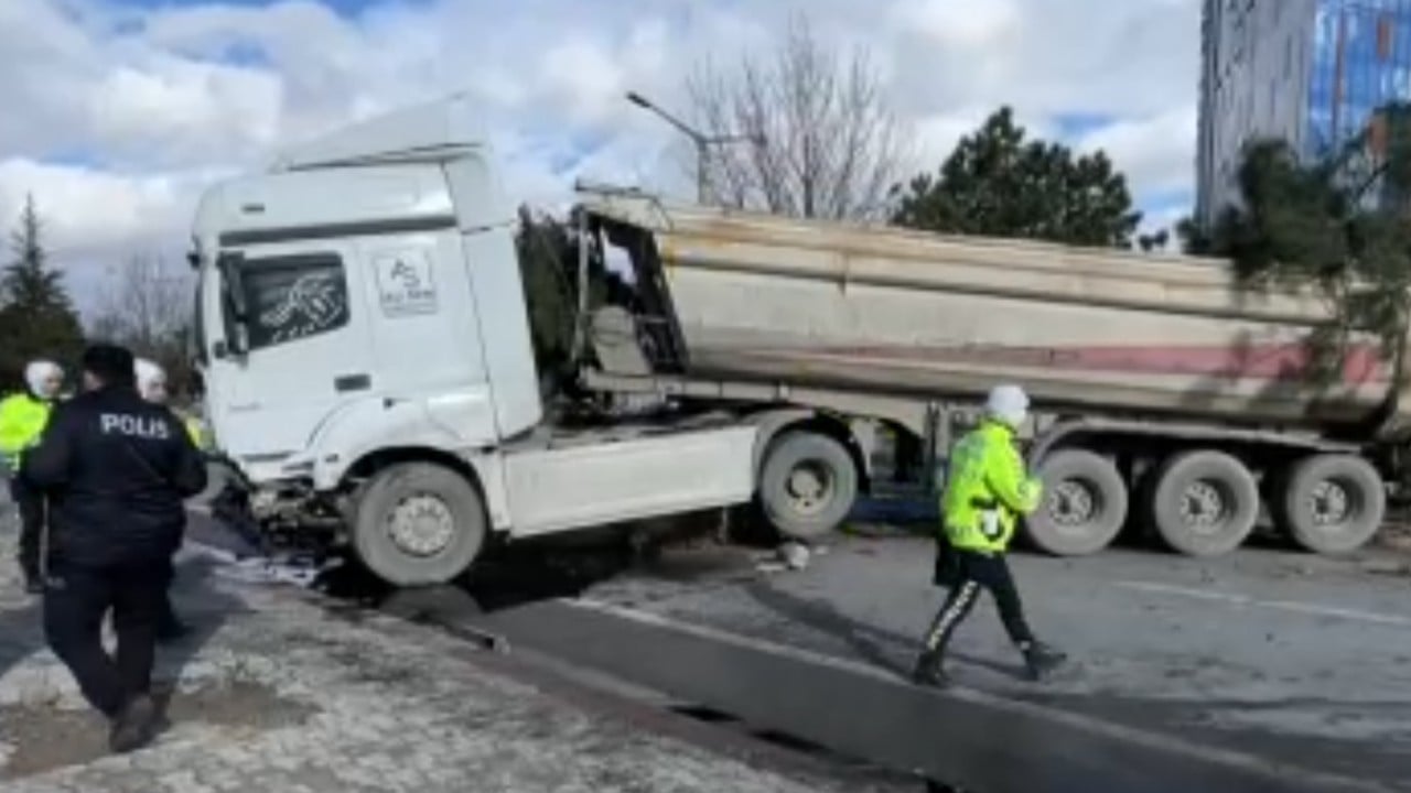  Görenleri pes dedirten kazada tır ağaçları ezip karşı şeritte durabildi