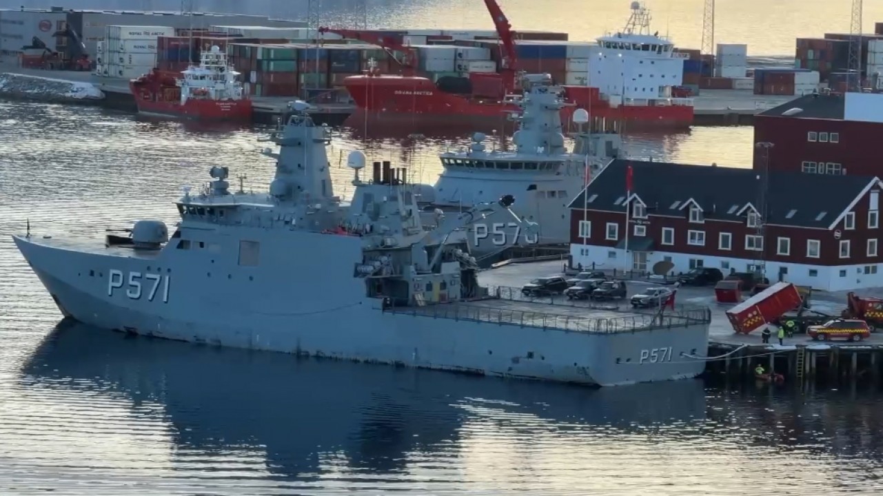 Grönland'ın başkenti Nuuk'ta bir savaş gemisi daha