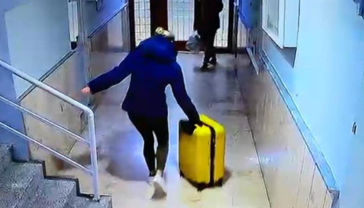 Güllü’nün ölümünde şüpheli kızı ve arkadaşı bavullarla kaçarken kamerada