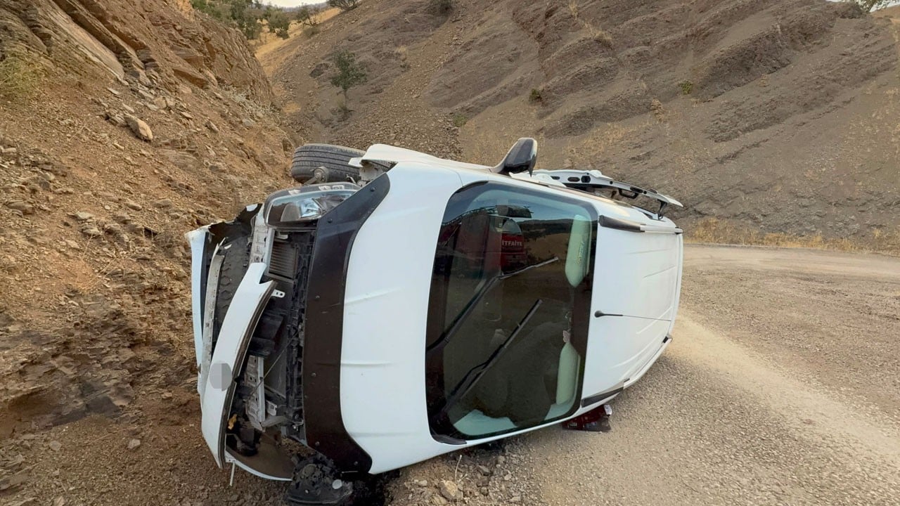 Hakkari’de karı koca yaralandı! Virajı alamadı, otomobil takla attı