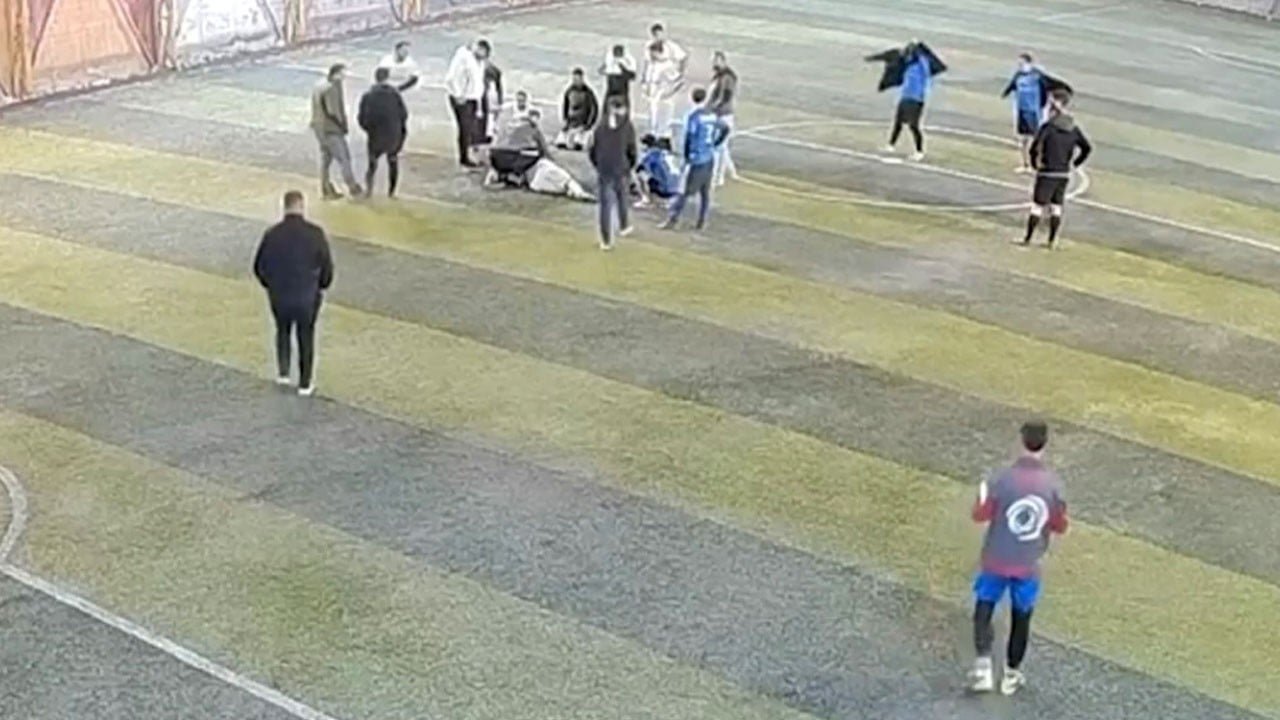 Halı sahada bir anda yere yığıldı! Dili boğazına kaçan futbolcu için zamanla yarış