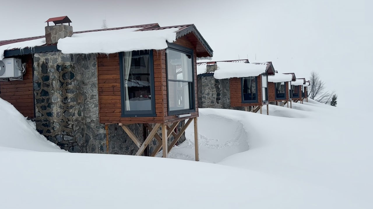 Handüzü Yaylası nisan ayında beyaz güzelliğiyle büyülüyor