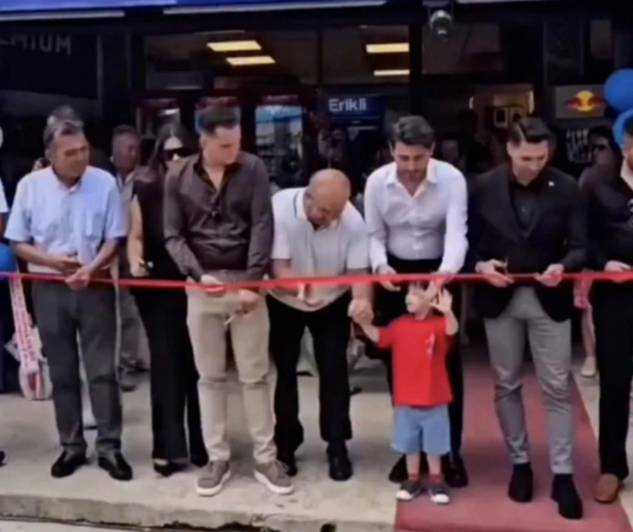 Harama dua olur mu? Bu görüntüler vicdanları yaraladı! Tekel bayisinde dua tartışması