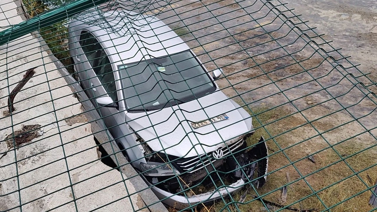 Hastane otoparkında akılalmaz kaza! Park etmek isterken 3 metreden aşağı uçtu