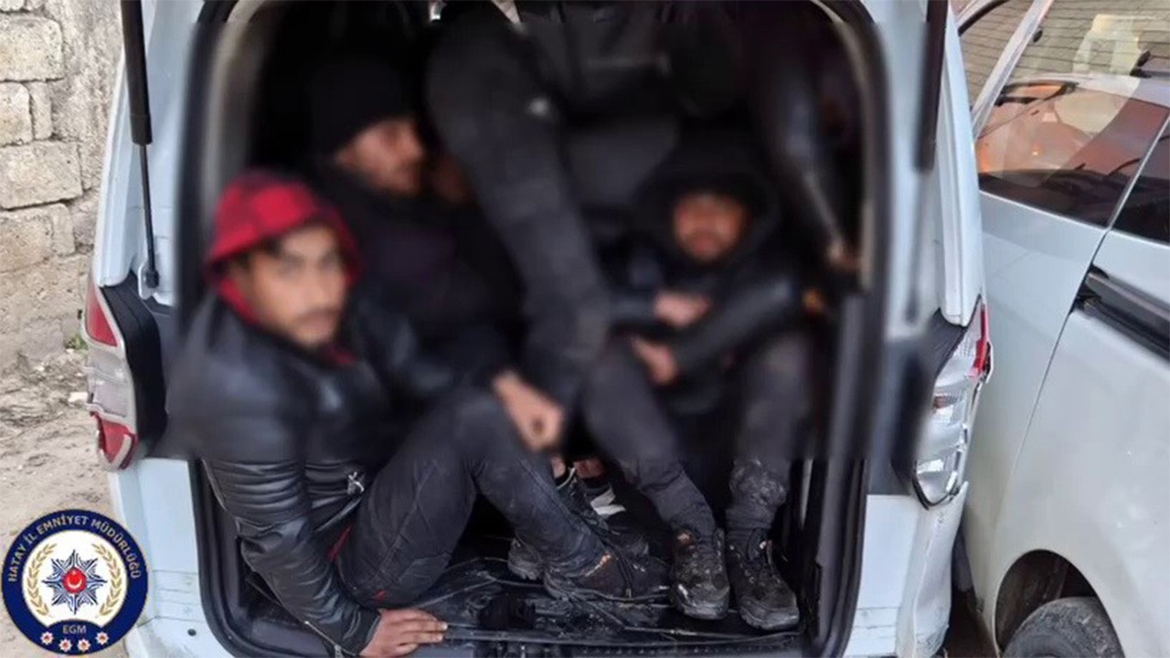Hatay'da iki ticari araçta 23 kaçak göçmen yakalandı