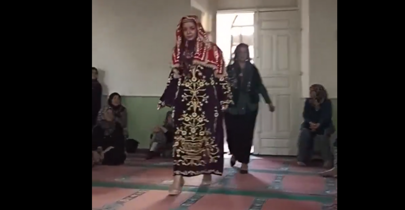Hatim bahanesiyle dini mekânı şov alanına çevirdiler! Kadınlar camiye ayakkabı ile girdiler