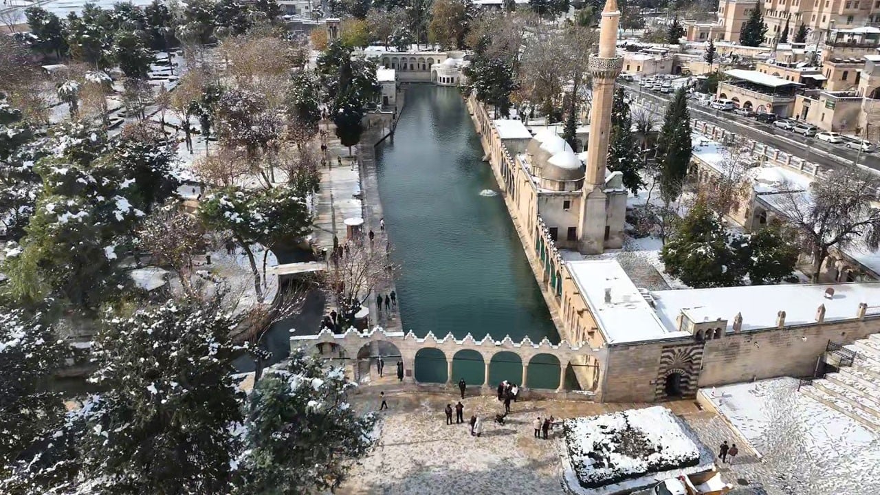 Havadan görüntülendi! Kar sürprizi Balıklıgöl’ün siluetini değiştirdi