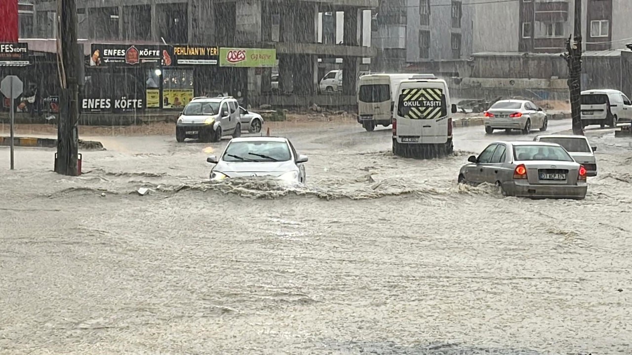 Hayat felç oldu! Yollar göle döndü, araçlar mahsur kaldı