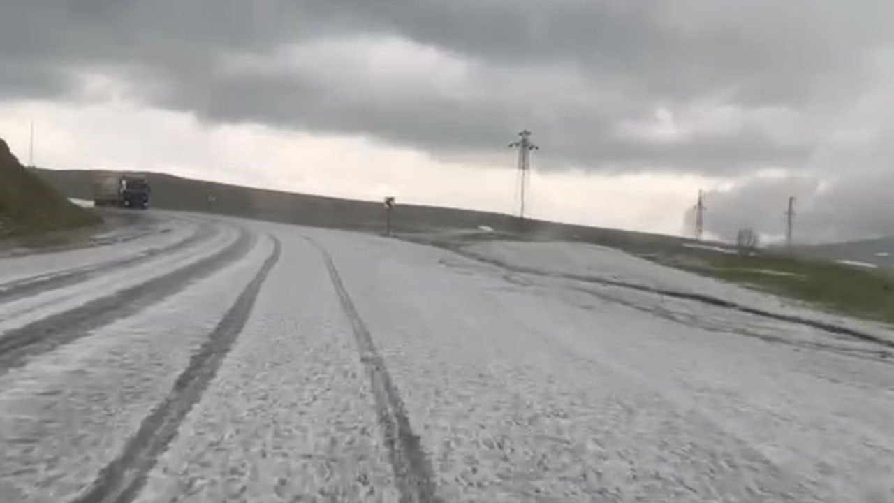 Haziran ayında yağan kar Ardahan’a beyaz gelinliği giydirdi