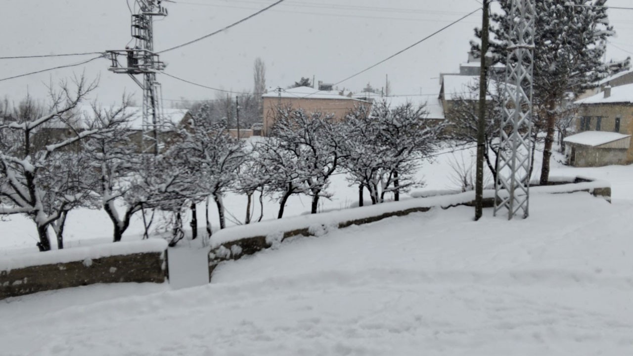 “Her şeyi devletten beklemeyiz” dediler! Köy yolunu kendi elleriyle açtılar