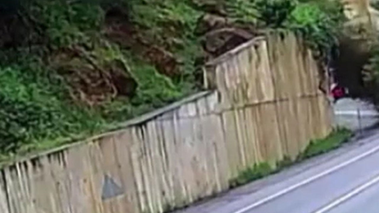 Heyelan anı kamerada! Karadeniz’i İç Anadolu’ya bağlayan yola toprak böyle aktı