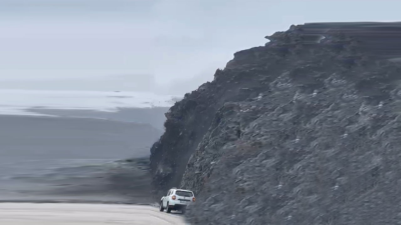 Heyelan anı kamerada! Kaya parçaları yola böyle düştü