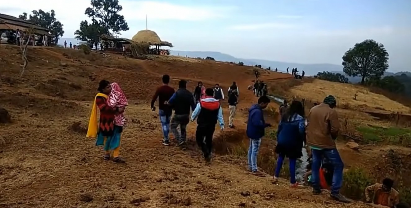 Hindistan’da yukarı doğru akan su kafaları karıştırdı! Bilimsel izahı yok