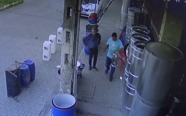 Hırsızlıkta son nokta! Bakın iş yeri sahibini nasıl dolandırdı