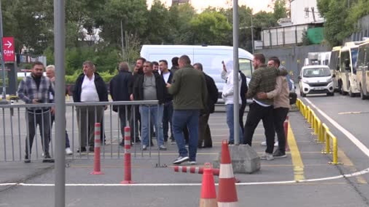 İBB binası önünde minibüsçü eylemi! Metrolara kızıp kontak kapattılar
