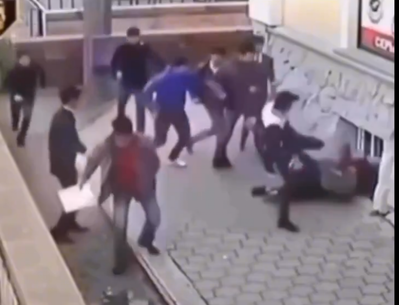 İbretlik görüntüler: Anneye sahip çıkan evlat