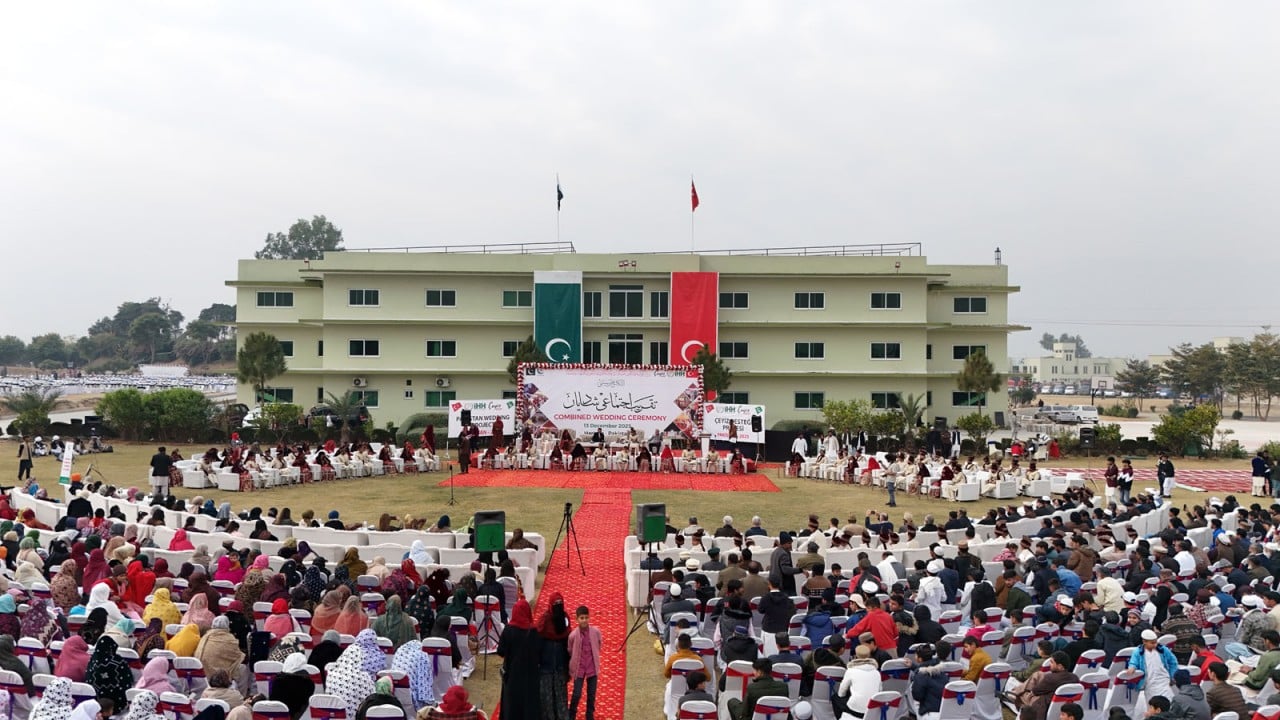 İHH’dan Pakistan'da toplu nikâh merasimi: 43 çift evlendi
