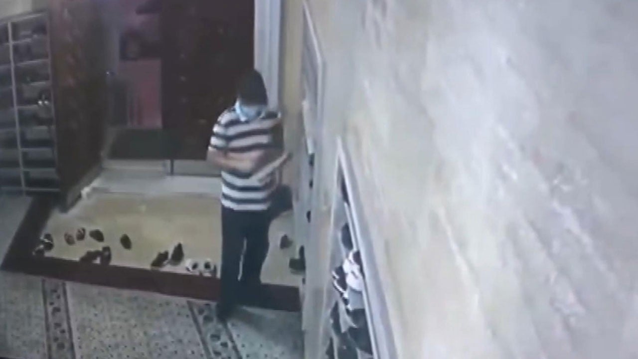 İki ayrı camiden ayakkabıları yürüttü..! Maskeli cami faresi kameralara yakalandı