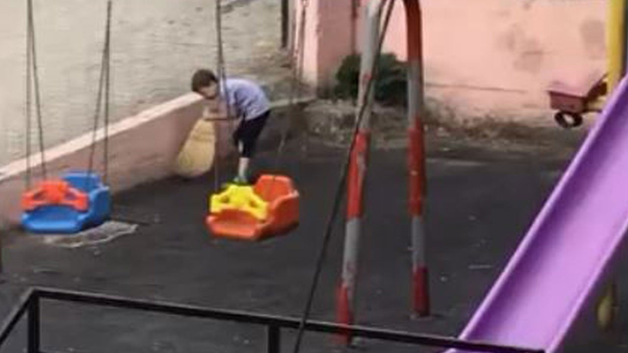 İki çocuğun davranışı takdir topladı! Oynamadan önce parkı böyle temizlediler