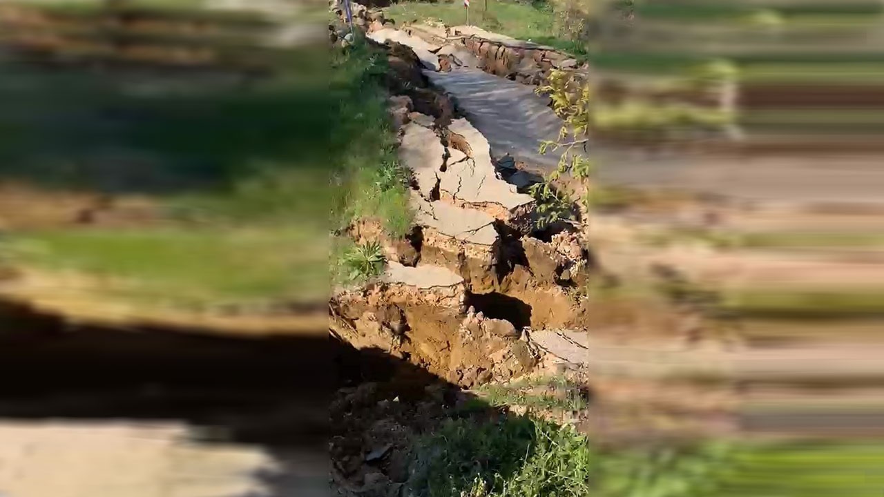 İki mahalle arasında ulaşım durdu! Heyelan yolu parçalara ayırdı