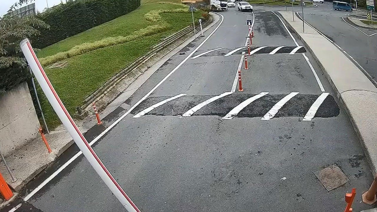İki otomobile çarpıp kaçmaya çalıştı! Hafriyat kamyonu İSKİ otoparkına uçtu