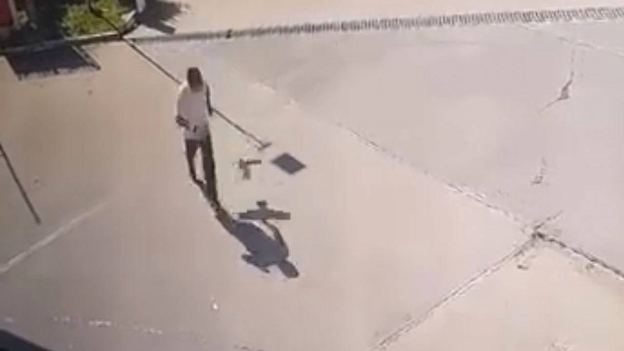 İlginç anlar kamerada! Karganın saldırısına uğradı, kaçarken takla attı