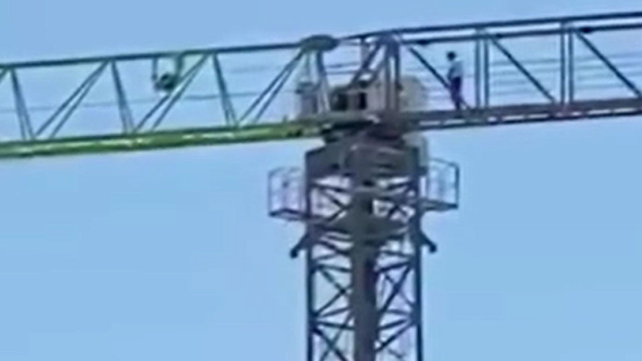 İman varsa imkan da vardır! 40 metre yüksekte namaz kıldı
