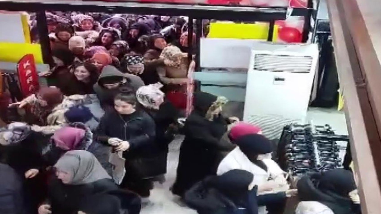 İndirim değil alışveriş rezaleti Yerlerde yuvarlandılar birbirlerini çiğnediler
